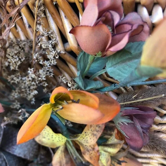 Vtg Woven Decor with Faux Florals - Picture 9 of 13
